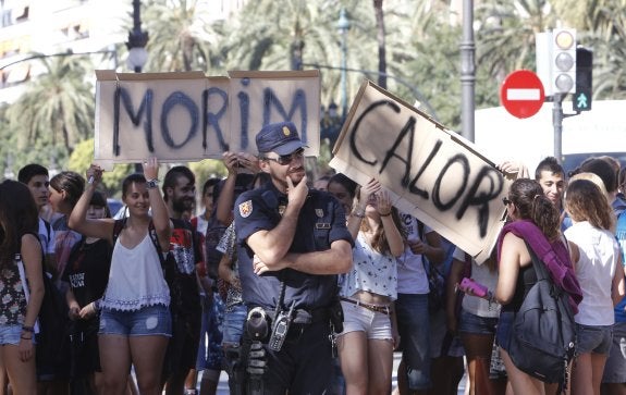 Un grupo de alumnos durante el corte de Reino de Valencia en su confluencia con la Gran Vía Marqués del Turia. :: manuel molines