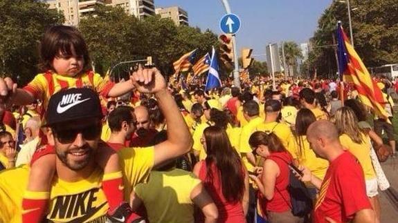 Piqué con su hijo Milan en la manifetación de la Diada.