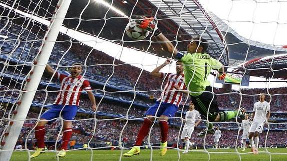 Jugadores del Atlético y del Real Madrid, en la pasada final de Champions.