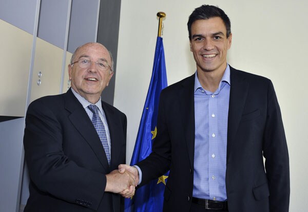 Joaquín Almunia (izq.), tars reunirse hoy en estrasburgo con el secretario general del PSOE, Pedro Sánchez.