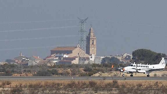 Una avioneta realiza pruebas en la pista del aeropuerto.