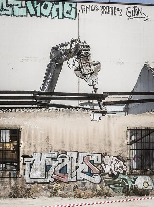 Una máquina trabaja en el derribo de la antigua cervecera.