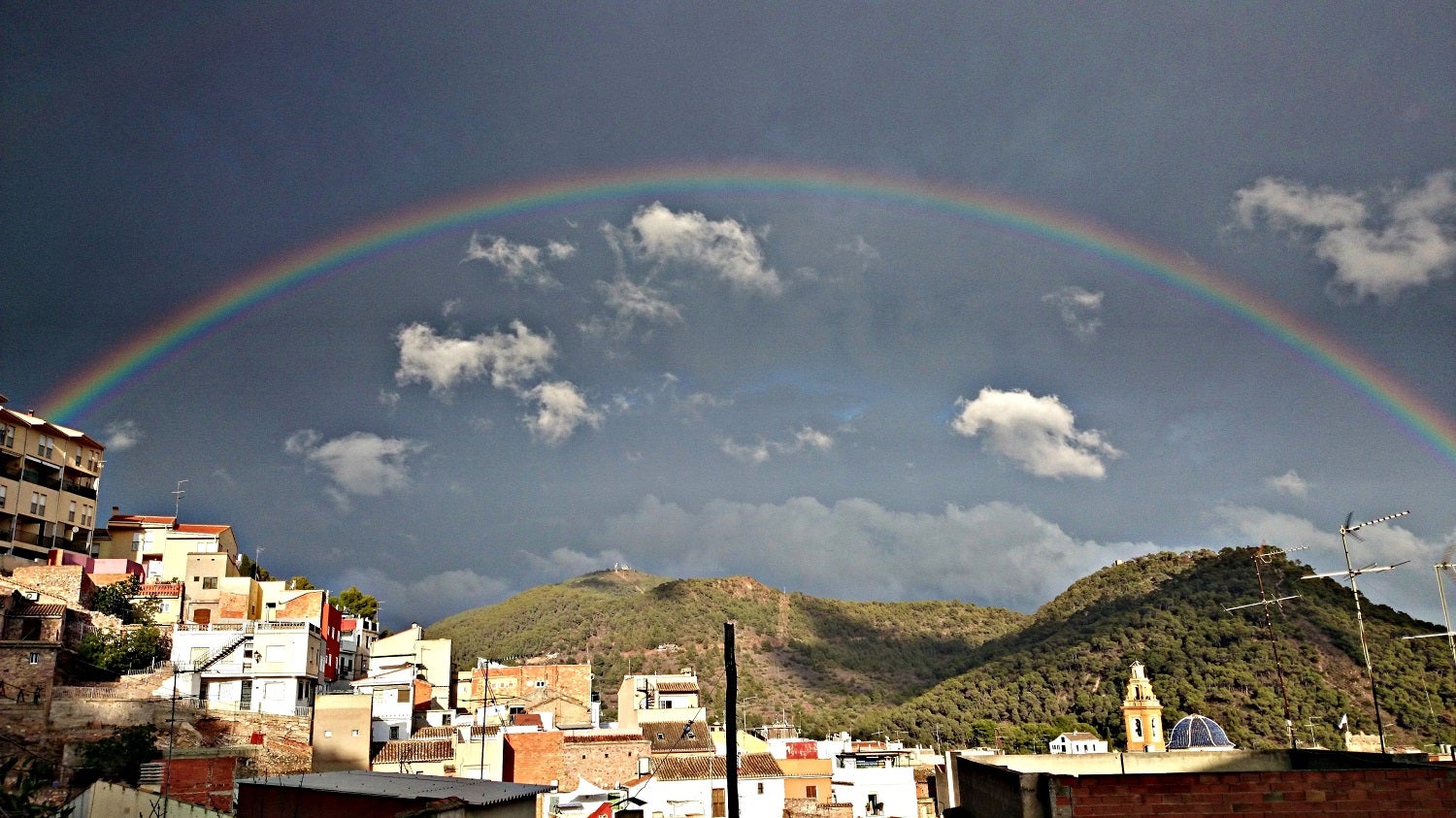 Nubes y arco iris sobre la localidad de Serra esta tarde.