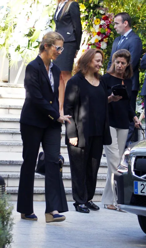 La infanta Elena, junto a Marta Álvarez, en el funeral de su padre. :: AFP