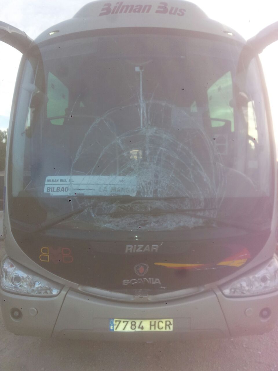 Estado en el que ha quedado el cristal delantero del autobús tras el atropello. 