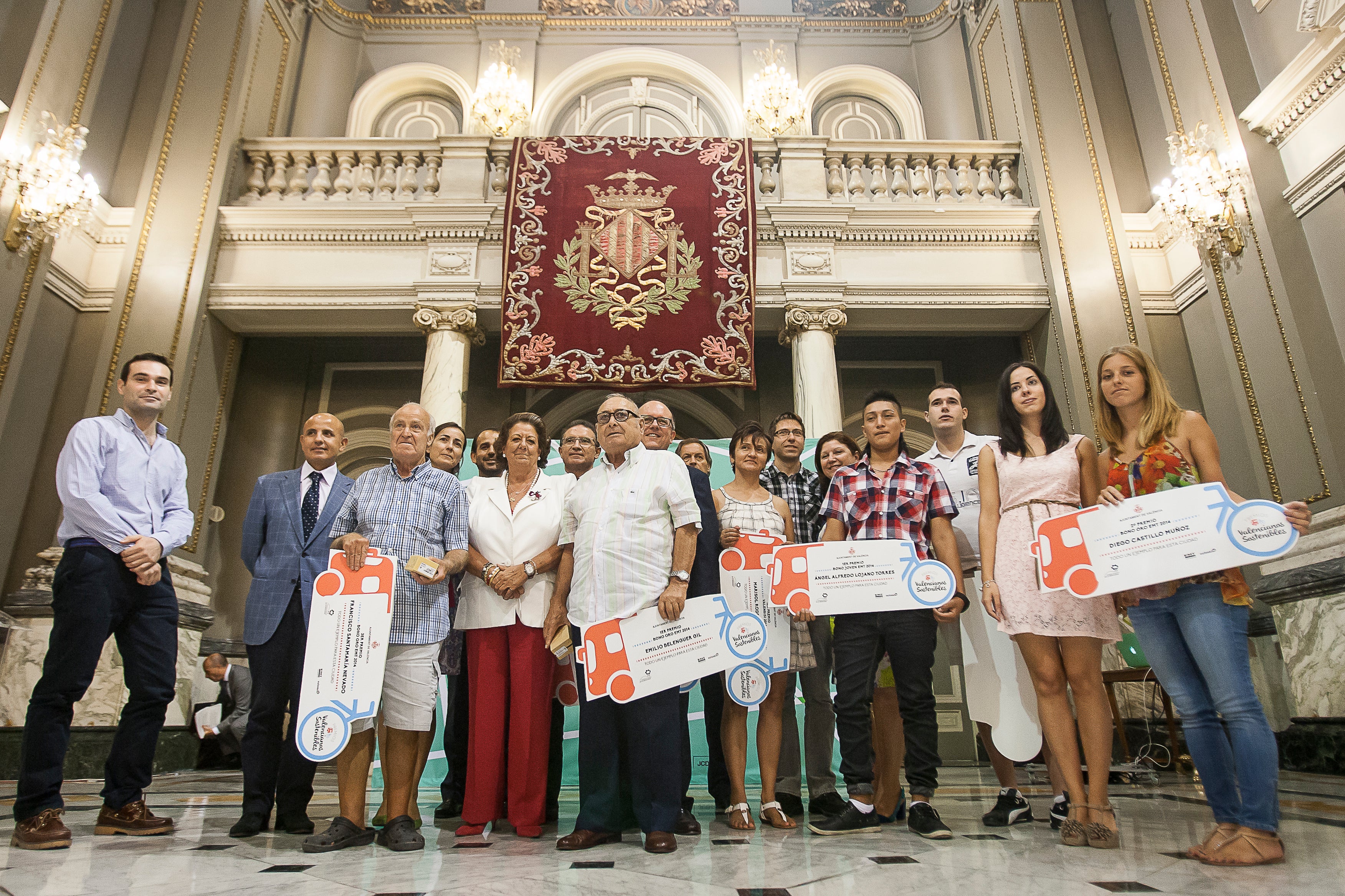 Los premiados después de recoger el galardón.