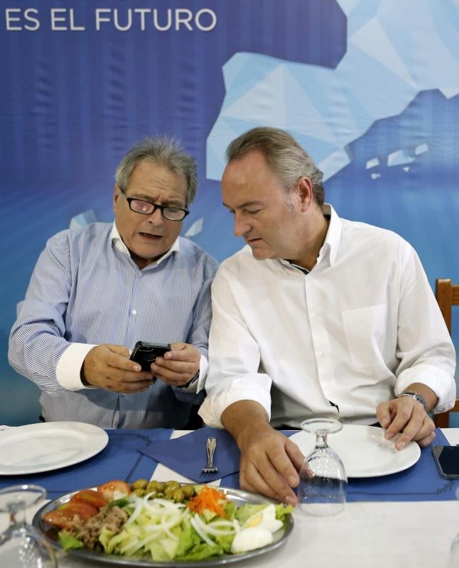 El presidente de la Generalitat, Alberto Fabra (d), junto al presidente provincial del partido, Alfonso Rus, participan hoy en el almuerzo comarcal de la formación de l'Horta Sud