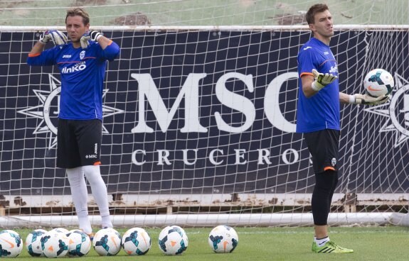 Diego Alves y Vicente Guaita se entrenan la temporada pasada. :: damián torres