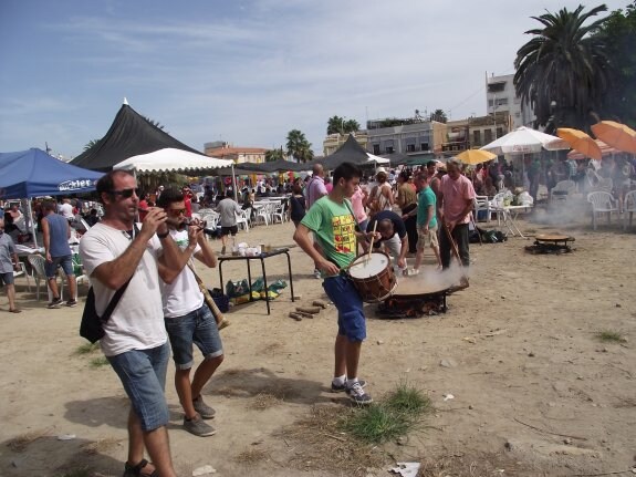 Grupo de 'tabalet i dolçaina', ayer, en el festival de paellas. :: d. g.