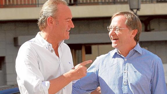 El presidente Alberto Fabra y el conseller de Hacienda, Juan Carlos Moragues.