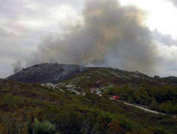 El fuego se originó entre los términos municipales de Benifairó y Simat de la Valldigna. :: emergencias