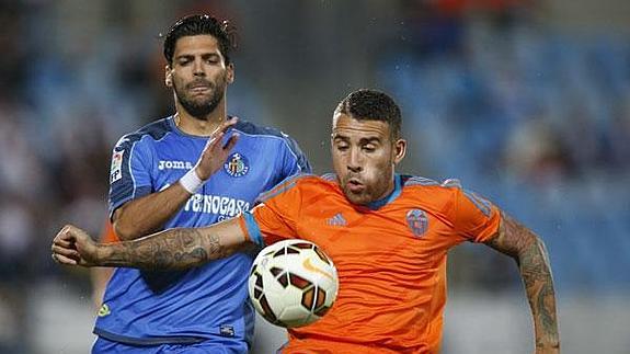 Otamendi controla el balón ante Lafita, en el getafe-Valencia.