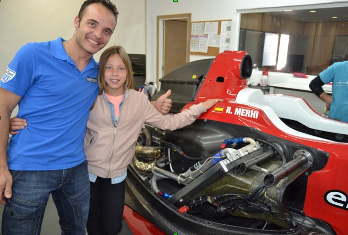 La joven piloto posa junto al coche de Roberto Merhi.