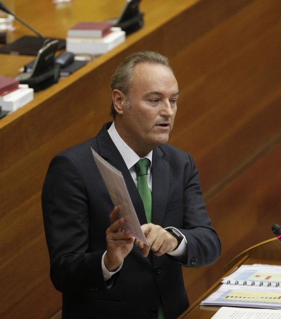 El presidente de la Generalitat, Alberto Fabra, en la tribuna de Les Corts ayer. :: txema rodríguez