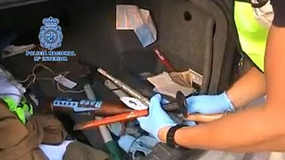 Un bate y algunas de las herramientas usadas para los asaltos.