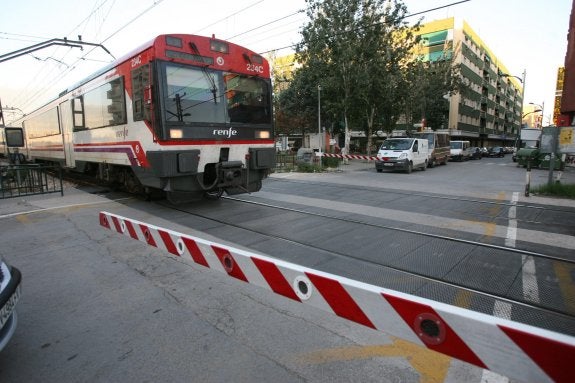 Una imagen del polémico paso a nivel que divide el municipio. :: LP