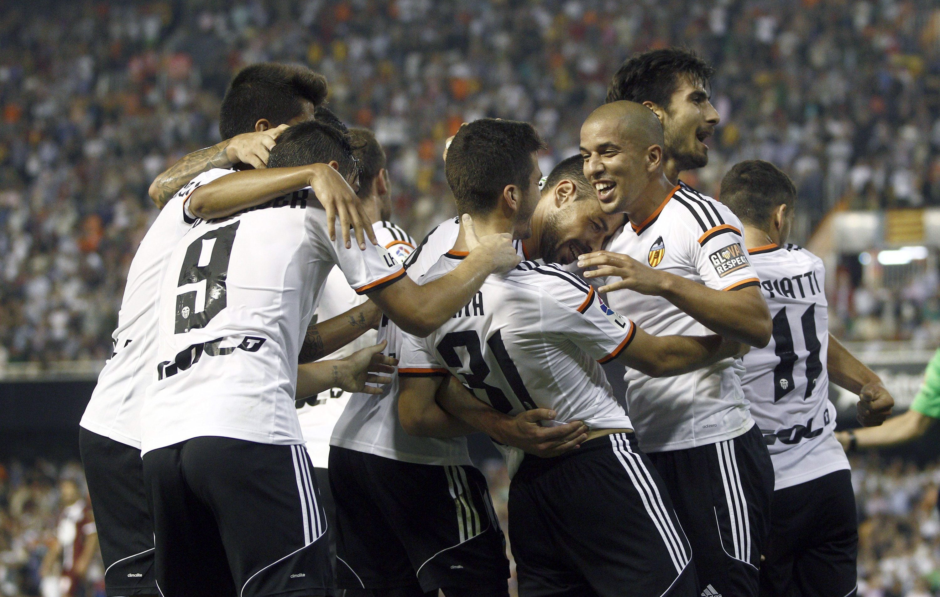 Los jugadores del Valencia celebran el gol de Gayà. el segundo ante el Córdoba