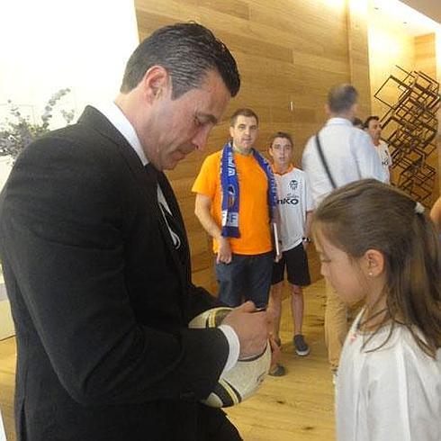 Amadeo Salvo, firmando autógrafos en San Sebastián.