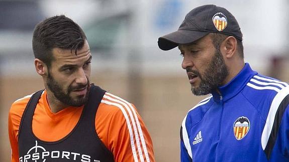 Negredo y Nuno conversan esta mañana en Paterna