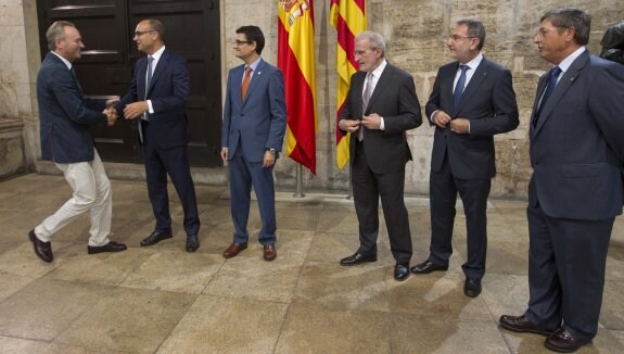 Alberto Fabra saluda a los rectores de las universidades públicas valencianas antes del almuerzo de trabajo organizado ayer. :: damián torres