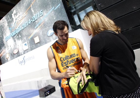 Pau Ribas firma un autógrafo durante la presentación de la Liga Endesa en Madrid. :: acbmedia