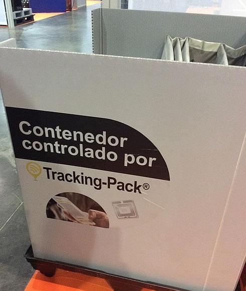 Una caja equipada con el rastreador tracking Pack.