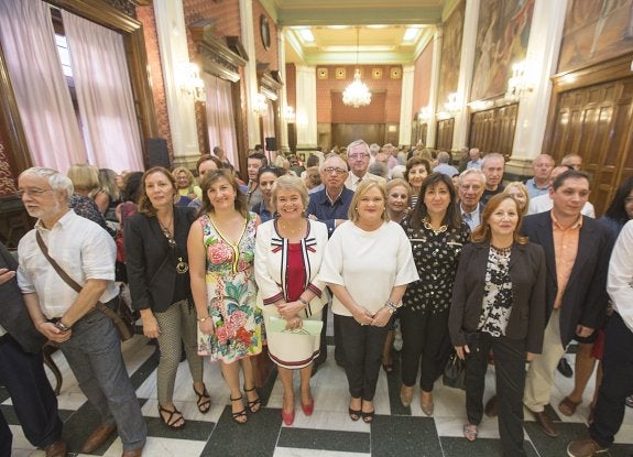 Ateneo. Carmen de Rosa con el equipo docente y alumnos.