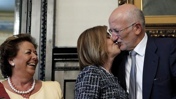 Hortensia Herrero y Juan Roig se besan ante la mirada de Barberá. 