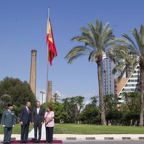 Izado de la bandera en la rotonda de la Alameda y el Puente del Real.