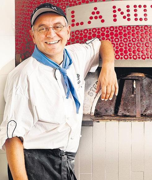 Enzo Coccia, junto a un horno en 'La Notizia', su pizzería en Nápoles.