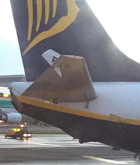 Estado en que quedó la cola y un alerón de uno de los aviones de Ryanair.