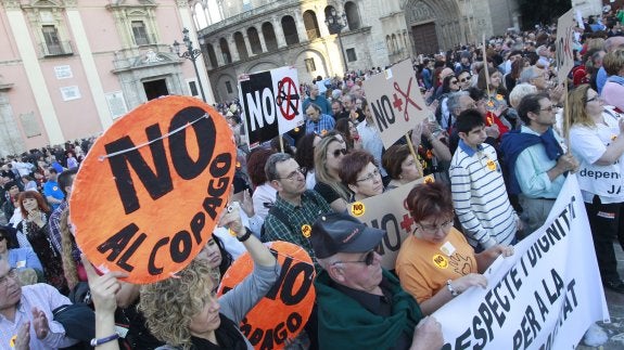 Manifestación contra el copago en Valencia. :: juan j. monzó