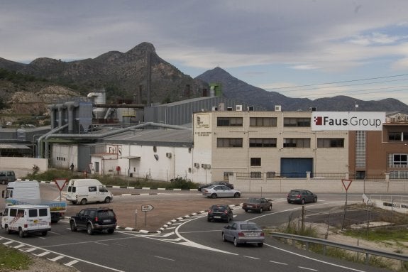 La sede de Gandia de la empresa Faus Group, junto a la circunvalación de la carretera nacional. :: lp