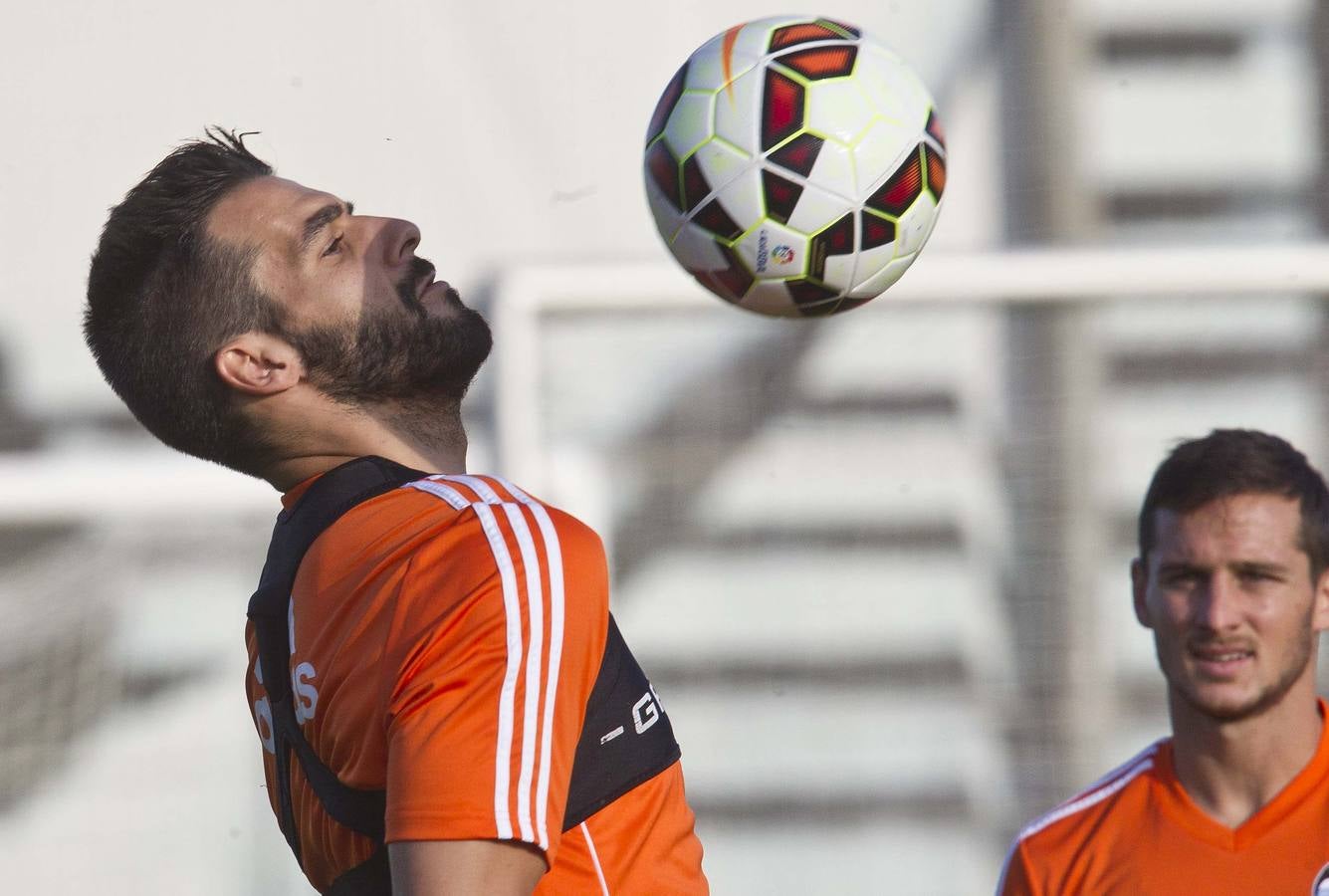 Negredo completa su primer entrenamiento completo con balón