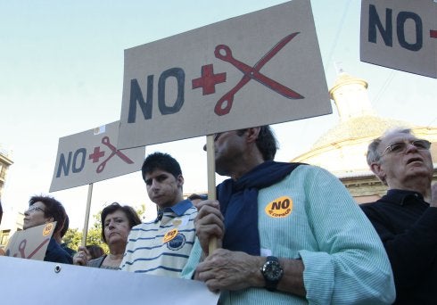 Una de las manifestaciones en contra del copago. :: juanjo monzó