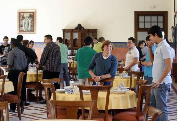 Los seminaristas  en el comedor  minutos antes  de la comida.  :: Irene Marsilla