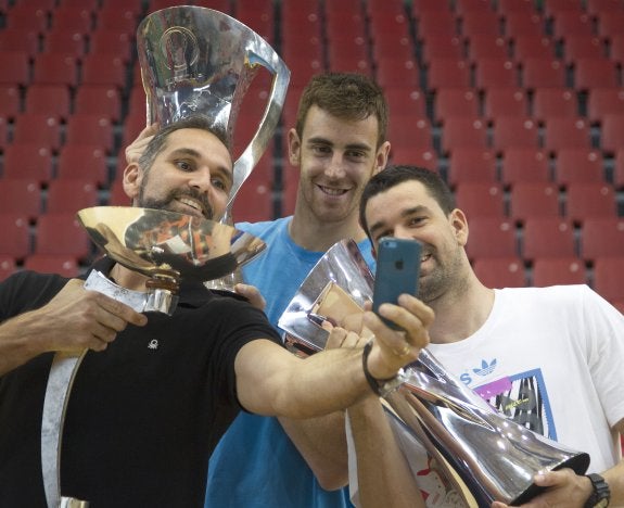 Luengo, Claver y Rafa Martínez se hacen un 'selfie' en la Fonteta con las tres copas. :: miguel ángel polo