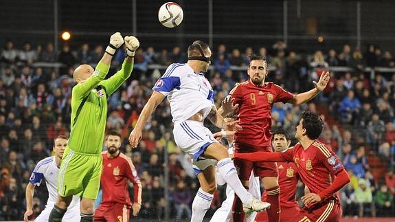 Alcácer mejora a Villa y Raúl en la selección