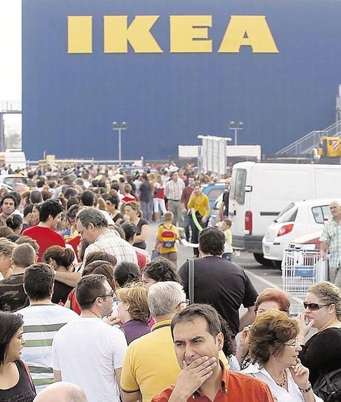 Gran afluencia de personas en la apertura de Ikea en Alfafar.