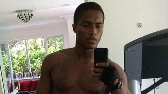 Antonio Valencia se hace una foto con su móvil.