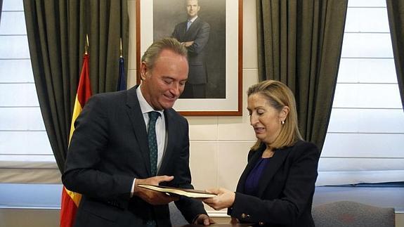 La ministra de Fomento, Ana Pastor (d), y el presidente de la Generalitat Valenciana, Alberto Fabra (i), durante la firma de un convenio en materia de vivienda, hoy en la sede del Ministerio, en Madrid. 