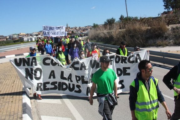 Protesta contra la planta de residuos animales. :: jordi casanova