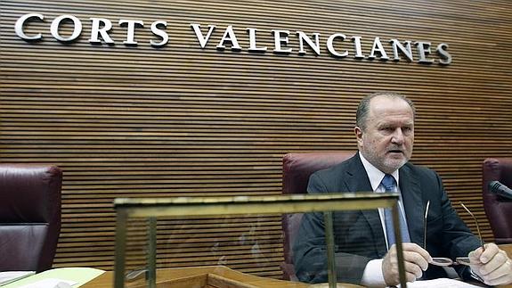 Font de Mora ocupa su sillón como presidente de Les Corts. 