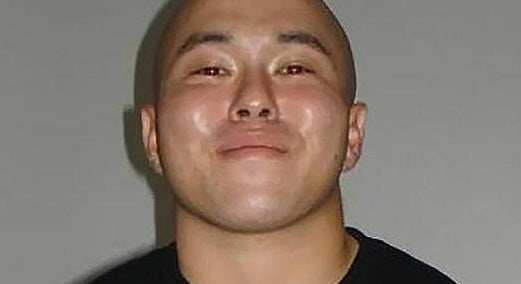 Michael Tanouye, de 29 años, después de ser detenido por las autoridades tras aterrizar en Honolulu.