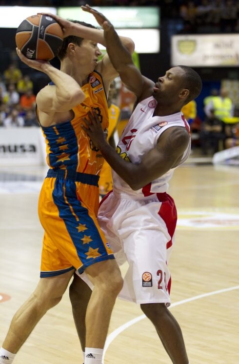 Lucic pelea el balón con Lafayette. :: damián torres