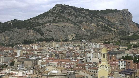 Panorámica de la ciudad de Alcoy, con la Serra de Mariola de fondo.