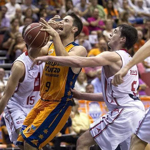 Van Rossom recibe una falta en el Valencia Basket-CAI de la temporada  pasada.