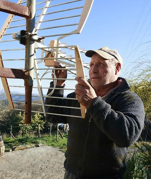 Un operario trabaja en una antena.