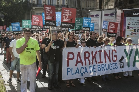 Manifestación de los vendedores del mercado Central para pedir la apertura del parking de plaza de Brujas. :: jesús montañana