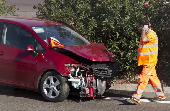 Uno de los coches implicados en el accidente. :: damián torres